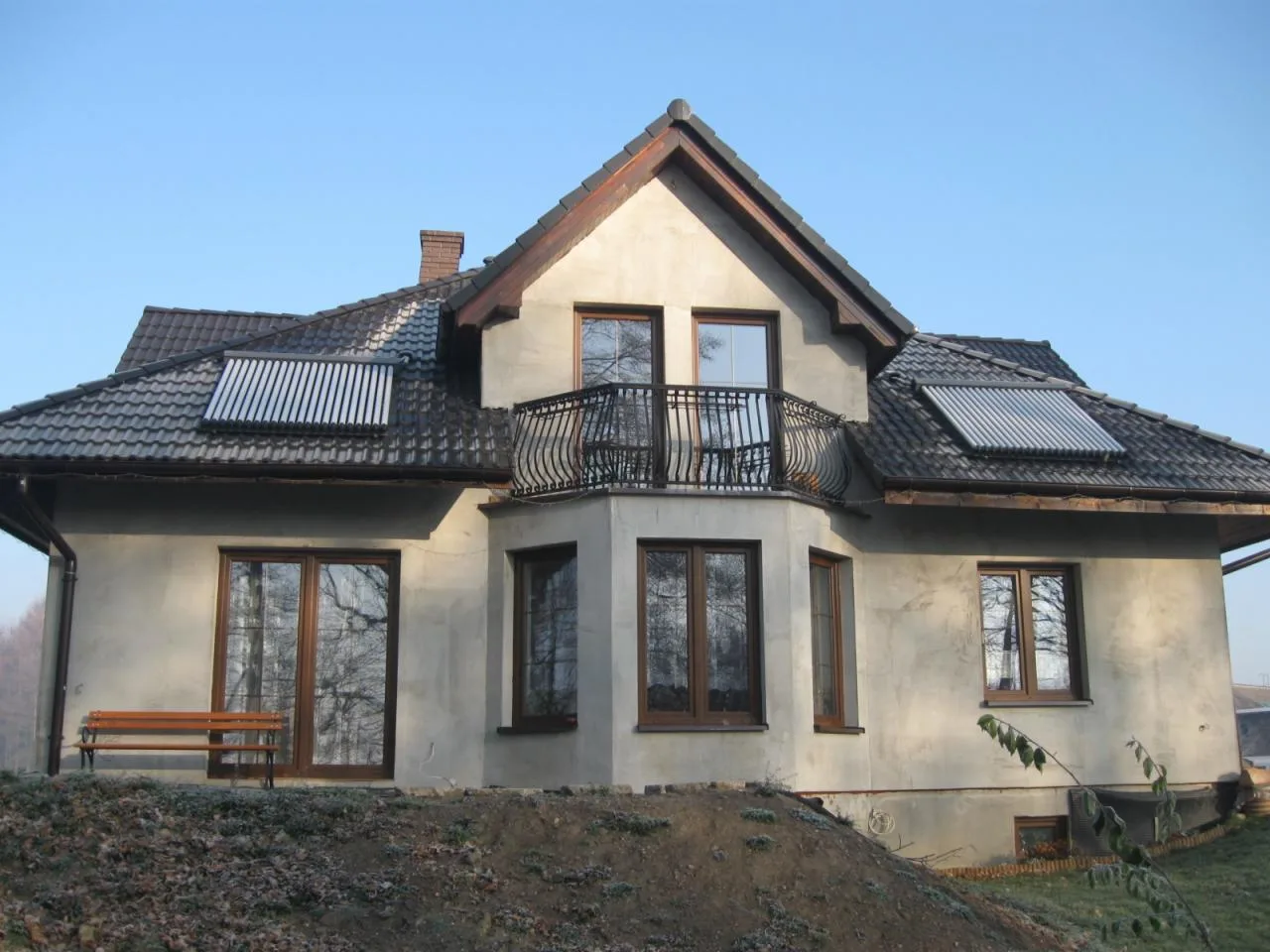 Kolektory słoneczne na dachu domu jednorodzinnego, Mikołów - realizacja TECH-INSTAL